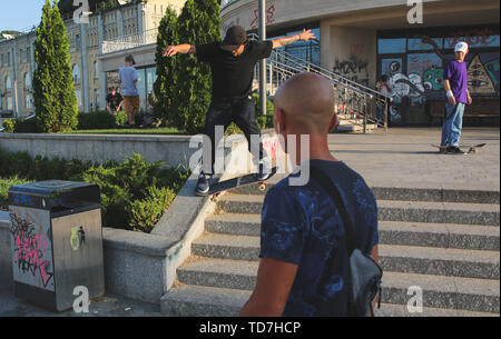 Kiev, Ucraina. 12 Giugno, 2019. Un pattinatore esercita in una piazza postale caldo giorno d'estate a Kiev, Ucraina, 12 giugno 2019. Calore estivo è sceso a Kyiv. La temperatura ha superato il contrassegno di 31 gradi Celsius Credito: Sergii Kharchenko/ZUMA filo/Alamy Live News Foto Stock