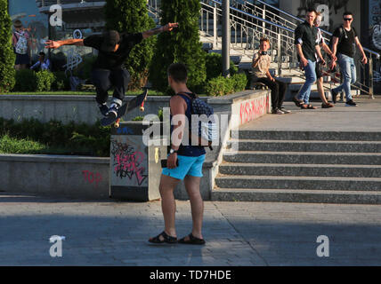 Kiev, Ucraina. 12 Giugno, 2019. La gente a piedi a piazza postale caldo giorno d'estate a Kiev, Ucraina, 12 giugno 2019. Calore estivo è sceso a Kyiv. La temperatura ha superato il contrassegno di 31 gradi Celsius Credito: Sergii Kharchenko/ZUMA filo/Alamy Live News Foto Stock