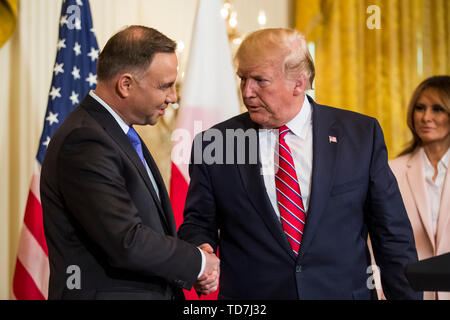 Washington, DC, Stati Uniti d'America. 12 Giugno, 2019. Stati Uniti Presidente Donald Trump scuote le mani con il Presidente polacco Andrzej Duda durante un ricevimento polacco-americano la Casa Bianca a Washington DC, Stati Uniti d'America, 12 giugno 2019. Credito: Zach Gibson/Piscina via CNP | Utilizzo di credito in tutto il mondo: dpa/Alamy Live News Foto Stock