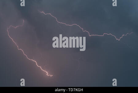 Sieversdorf, Germania. 12 Giugno, 2019. I fulmini di un temporale risplendere davanti le nuvole scure. Credito: Patrick Pleul/dpa-Zentralbild/ZB/dpa/Alamy Live News Foto Stock