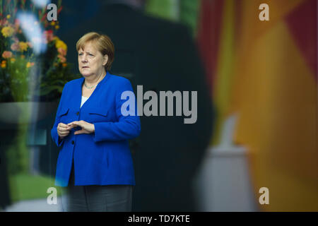 Berlino, Germania. Xiii Giugno, 2019. Angela Merkel (CDU), il Cancelliere federale, è in attesa nel foyer della Cancelleria federale per la visita del Primo Ministro del nord della Macedonia. Credito: Gregor Fischer/dpa/Alamy Live News Foto Stock