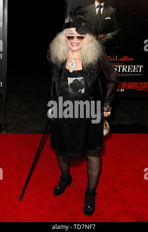 ***FILE FOTO*** Sylvia Miles è morto all età di 94. Sylvia Miglia al 'Wall Street: il denaro non dorme mai' premiere al Ziegfeld Theatre di New York City. Il 20 settembre 2010. © NY0370/EPN premere Foto Stock