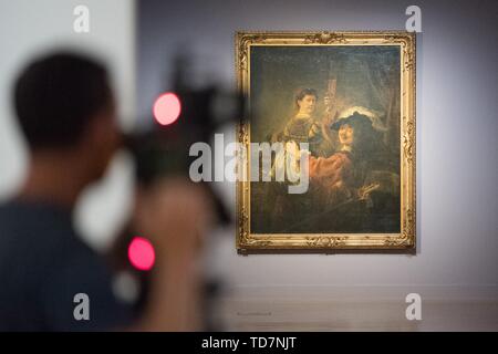 Dresden, Germania. Xiii Giugno, 2019. Un cameraman si erge di fronte al lavoro di Rembrandt "Rembrandt e Saskia nella parabola del figlio prodigo' nella mostra "Rembrandt corsa dell'. Il Dresden Kupferstich-Kabinet mostra più di centocinquanta opere per contrassegnare il 350 anniversario della morte del Barocco olandese master. Credito: Sebastian Kahnert/dpa-Zentralbild/dpa/Alamy Live News Foto Stock