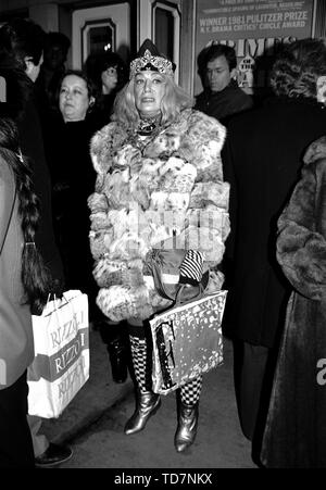 ***FILE FOTO*** Sylvia Miles è morto all età di 94. Sylvia miglia di frequentare il Lee Strasberg memoriale di servizio al Shubert Theatre, Broadway, New York City. Febbraio 1982 Credit: Walter McBride/MediaPunch Foto Stock