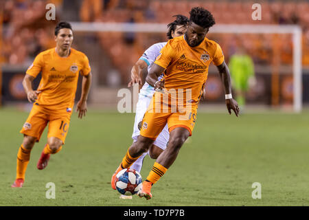 Houston, Texas, Stati Uniti d'America. 11 Giugno, 2019. Houston Dynamo centrocampista Michael Salazar (19) durante un match tra Austin FC e Houston Dynamo BBVA Stadium di Houston, Texas. Houston Dynamo vincere 3-2. Maria Lysaker/CSM/Alamy Live News Foto Stock