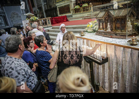 Napoli, Italia. Xiii Giugno, 2019. Decine di fedeli rendere omaggio alle reliquie di santa Bernardetta di Lourdes, precedentemente Marie-Bernarde Soubirous. La bambina all'età di 14, nella seconda metà del diciannovesimo secolo, furono testimoni delle apparizioni della Madonna nella grotta di Massabielle, nella città francese. Le reliquie della santa francese sono state nel napoletano per due giorni, sono stati portati alla parrocchia della Beata Vergine di Lourdes e Santa Bernadetta di ponticelli. Credit: Indipendente Photo Agency Srl/Alamy Live News Foto Stock