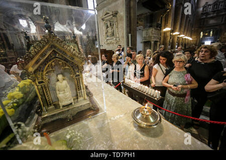 Napoli, Italia. Xiii Giugno, 2019. Decine di fedeli rendere omaggio alle reliquie di santa Bernardetta di Lourdes, precedentemente Marie-Bernarde Soubirous. La bambina all'età di 14, nella seconda metà del diciannovesimo secolo, furono testimoni delle apparizioni della Madonna nella grotta di Massabielle, nella città francese. Le reliquie della santa francese sono state nel napoletano per due giorni, sono stati portati alla parrocchia della Beata Vergine di Lourdes e Santa Bernadetta di ponticelli. Credit: Indipendente Photo Agency Srl/Alamy Live News Foto Stock