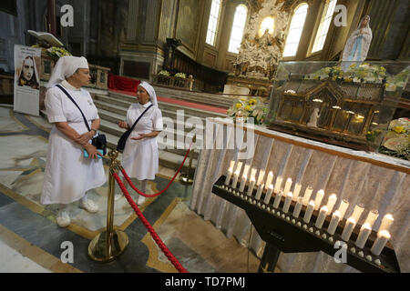 Napoli, Italia. Xiii Giugno, 2019. Decine di fedeli rendere omaggio alle reliquie di santa Bernardetta di Lourdes, precedentemente Marie-Bernarde Soubirous. La bambina all'età di 14, nella seconda metà del diciannovesimo secolo, furono testimoni delle apparizioni della Madonna nella grotta di Massabielle, nella città francese. Le reliquie della santa francese sono state nel napoletano per due giorni, sono stati portati alla parrocchia della Beata Vergine di Lourdes e Santa Bernadetta di ponticelli. Credit: Indipendente Photo Agency Srl/Alamy Live News Foto Stock