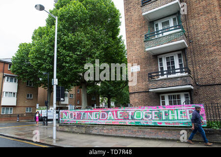 Londra, Regno Unito. 13 Giugno, 2019. Un banner vicino alla Torre Grenfell nel Nord di Kensington. Domani la Grenfell comunità segna il secondo anniversario del Grenfell Torre fire il 14 giugno 2017 in cui 72 morti e oltre 70 feriti. A due anni di distanza, alcuni membri della famiglia rimangono in alloggi temporanei e molti sono ancora traumatizzati. Fase 2 dell'indagine Grenfell inizierà nel 2020, con l'indagine penale i risultati sono attesi per essere inviato al Pubblico Ministero nel 2021. Credito: Mark Kerrison/Alamy Live News Foto Stock