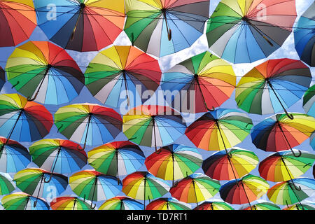 Giugno 13, 2019, Odessa, Ucraina: Partite di ombrelli di colorare il cielo come decorazione per strada nella città di Odessa, Ucraina. Credito: Andrey Nekrasov/ZUMA filo/Alamy Live News Foto Stock