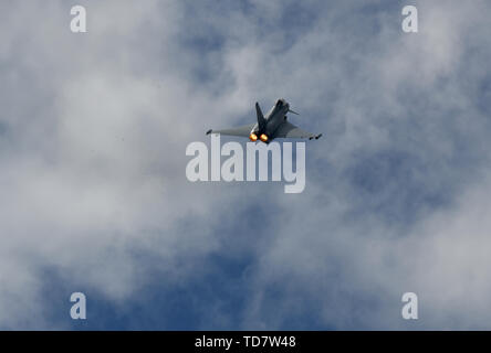 Jagel, Germania. Xiii Giugno, 2019. La Bundeswehr Eurofighter vola sopra la Jagel air base vicino a Schleswig Credito: Carsten Rehder/dpa/Alamy Live News Foto Stock