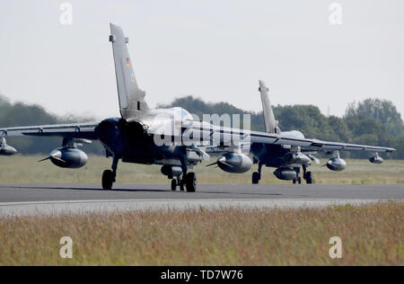 Jagel, Germania. Xiii Giugno, 2019. Tornados della Bundeswehr rotolare sopra la base aerea Jagel vicino a Schleswig. Credito: Carsten Rehder/dpa/Alamy Live News Foto Stock