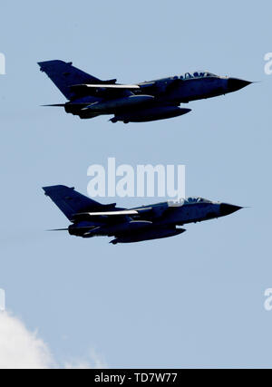 Jagel, Germania. Xiii Giugno, 2019. Tornados del Tactical Air Wing 51 'Immelmann' volare oltre la base aerea Jagel vicino a Schleswig. Credito: Carsten Rehder/dpa/Alamy Live News Foto Stock