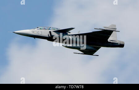 Jagel, Germania. Xiii Giugno, 2019. La Bundeswehr Eurofighter vola sopra la Jagel air base vicino a Schleswig Credito: Carsten Rehder/dpa/Alamy Live News Foto Stock