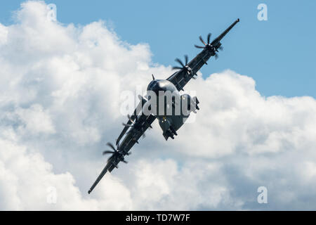 13 giugno 2019, Bassa Sassonia, Faßberg: Un Airbus A400M Atlas vola su 'Spotter Day' sopra la base aerea Faßberg. Foto: Christophe Gateau/dpa Foto Stock