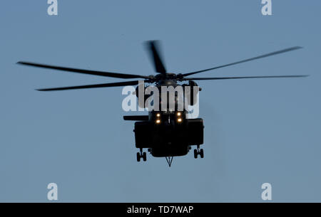 Jagel, Germania. Xiii Giugno, 2019. Un elicottero del tipo CH-53 dell'elicottero squadron 64 da Holzdorf vola sopra la base aerea Jagel vicino a Schleswig. Credito: Carsten Rehder/dpa/Alamy Live News Foto Stock