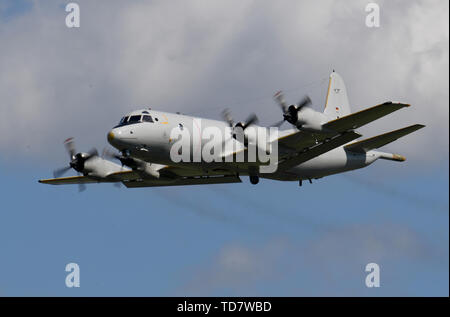 Jagel, Germania. Xiii Giugno, 2019. Un " Orion P3' aerei di ricognizione della Bundeswehr vola sopra la base aerea Jagel vicino a Schleswig. Credito: Carsten Rehder/dpa/Alamy Live News Foto Stock