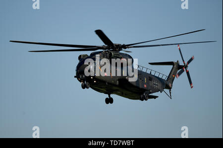 Jagel, Germania. Xiii Giugno, 2019. Un elicottero del tipo CH-53 dell'elicottero squadron 64 da Holzdorf vola sopra la base aerea Jagel vicino a Schleswig. Credito: Carsten Rehder/dpa/Alamy Live News Foto Stock