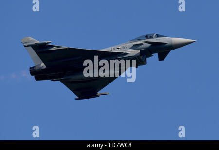 Jagel, Germania. Xiii Giugno, 2019. La Bundeswehr Eurofighter vola sopra la Jagel air base vicino a Schleswig Credito: Carsten Rehder/dpa/Alamy Live News Foto Stock