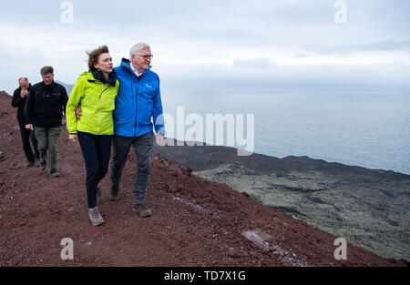 13 giugno 2019, l'Islanda, Westmännerinseln: Presidente federale Frank-Walter Steinmeier e sua moglie Elke Büdenbender a piedi lungo il vulcano Eldfell. Presidente Steinmeier e sua moglie sono su una due giorni di visita di stato in Islanda. Foto: Bernd von Jutrczenka/dpa Foto Stock