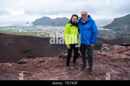 13 giugno 2019, l'Islanda, Westmännerinseln: Presidente federale Frank-Walter Steinmeier e sua moglie Elke Büdenbender sostare sul bordo del cratere del vulcano Eldfell. Presidente Steinmeier e sua moglie sono su una due giorni di visita di stato in Islanda. Foto: Bernd von Jutrczenka/dpa Foto Stock