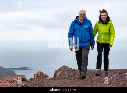 13 giugno 2019, l'Islanda, Westmännerinseln: Presidente Frank-Walter Steinmeier e sua moglie Elke Büdenbender camminare lungo il bordo del cratere del vulcano Eldfell. Presidente Steinmeier e sua moglie sono su una due giorni di visita di stato in Islanda. Foto: Bernd von Jutrczenka/dpa Foto Stock