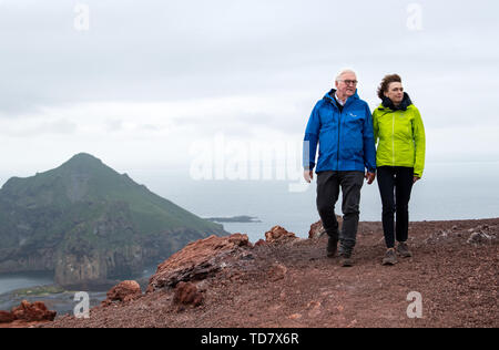 13 giugno 2019, l'Islanda, Westmännerinseln: Presidente Frank-Walter Steinmeier e sua moglie Elke Büdenbender camminare lungo il bordo del cratere del vulcano Eldfell. Presidente Steinmeier e sua moglie sono su una due giorni di visita di stato in Islanda. Foto: Bernd von Jutrczenka/dpa Foto Stock