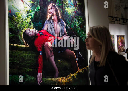 Giugno 13, 2019, la Venaria Reale, Piemonte, Italia: una donna cammina davanti a un collage fotografico di Gesù e Michal Jackson durante la mostra fotografica di David Lachapelle. Credito: Stefano Guidi/ZUMA filo/Alamy Live News Foto Stock