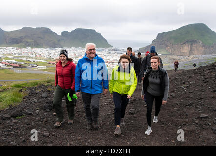 13 giugno 2019, l'Islanda, Westmännerinseln: Presidente Frank-Walter Steinmeier e sua moglie Elke Büdenbender salire il bordo del cratere del vulcano Eldfell. Presidente Steinmeier e sua moglie sono su una due giorni di visita di stato in Islanda. Foto: Bernd von Jutrczenka/dpa Foto Stock