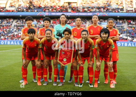 Parigi, Francia. Xiii Giugno, 2019. Della Cina di giocatori pongono davanti al gruppo B match tra la Cina e il Sud Africa a 2019 FIFA Coppa del Mondo Femminile a Parigi, in Francia, il 13 giugno 2019. Credito: Zheng Huansong/Xinhua/Alamy Live News Foto Stock