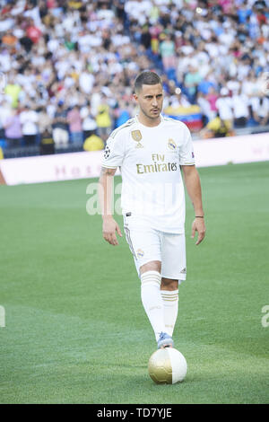 Madrid, Madrid, Spagna. Xiii Giugno, 2019. Nuovo Real Madrid firma Eden Hazard mostra apprezzamento per gli appassionati come lui è svelato al Estadio Santiago Bernabeu il 13 giugno 2019 a Madrid, Spagna. Credit: Jack Abuin/ZUMA filo/Alamy Live News Foto Stock