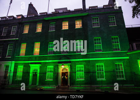 Londra, Regno Unito. 13 Giugno, 2019. 10 Downing Street è illuminato in verde in occasione del secondo anniversario della torre Grenfell fire il 14 giugno 2017 in cui 72 morti e oltre 70 feriti. Credito: Mark Kerrison/Alamy Live News Foto Stock