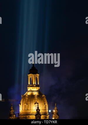 Dresden, Germania. Xiii Giugno, 2019. Lo show di luci della band berlinese Rammstein, chi svolge un concerto in la: Stadio Rudolf Harbig in serata può essere visto dietro la Frauenkirche. Credito: Robert Michael/dpa-Zentralbild/dpa/Alamy Live News Foto Stock