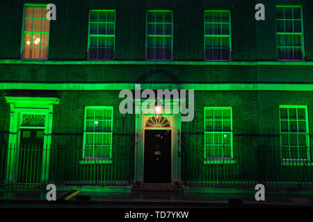 Londra, Regno Unito. 13 Giugno, 2019. 10 Downing Street è illuminato in verde in occasione del secondo anniversario della torre Grenfell fire il 14 giugno 2017 in cui 72 morti e oltre 70 feriti. Credito: Mark Kerrison/Alamy Live News Foto Stock