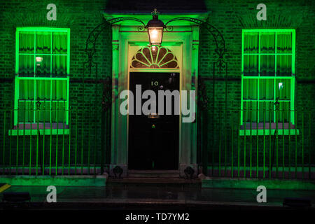 Londra, Regno Unito. 13 Giugno, 2019. 10 Downing Street è illuminato in verde in occasione del secondo anniversario della torre Grenfell fire il 14 giugno 2017 in cui 72 morti e oltre 70 feriti. Credito: Mark Kerrison/Alamy Live News