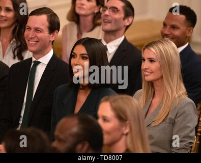 Senior Advisor Jared Kushner, sinistra, Kim Kardashian West, centro e prima figlia e consigliere del Presidente Ivanka Trump di ascoltare come presidente degli Stati Uniti Trump rende commento sulla seconda possibilità affitto nella Sala Est della Casa Bianca di Washington, DC, giovedì 13 giugno, 2019. Credito: Ron Sachs/CNP/MediaPunch Foto Stock