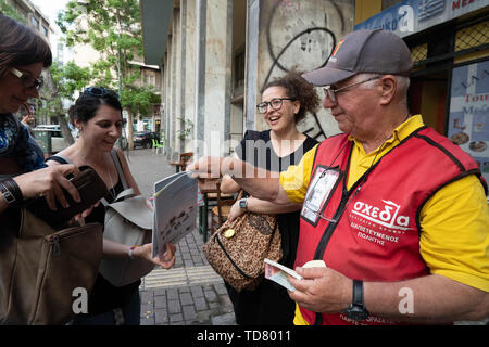 Athens, Athens, Grecia. 12 Giugno, 2019. Michael, 72, uno dei Shedia di venditori ambulanti, vende copie di Shedia durante il tour ufficiale.Il tour di ''˜invisibile di Atene è organizzato da Shedia e va in pezzi di Atene che i locali ritengono di essere pericolose aree della città e sono generalmente evitati dai turisti. Shedia è il solo greco street giornale. Il tour prevede che mostra le condizioni dei senzatetto in Atene. Il Ministero greco della solidarietà sociale stima che vi sono stati più di 1.500 senzatetto per le strade di Atene nel 2018. (Credito Immagine: © Lexie Harrison-Cri Foto Stock