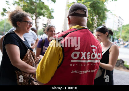 Athens, Athens, Grecia. 12 Giugno, 2019. Michael, 72, uno dei Shedia di venditori ambulanti, parla ai partecipanti del tour invisibile.Il tour di ''˜invisibile di Atene è organizzato da Shedia e va in pezzi di Atene che i locali ritengono di essere pericolose aree della città e sono generalmente evitati dai turisti. Shedia è il solo greco street giornale. Il tour prevede che mostra le condizioni dei senzatetto in Atene. Il Ministero greco della solidarietà sociale stima che vi sono stati più di 1.500 senzatetto per le strade di Atene nel 2018. (Credito Immagine: © Lexie Harrison-Cripps/ Foto Stock