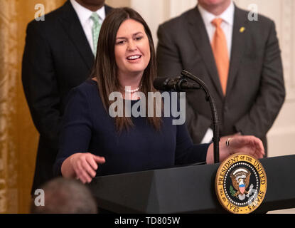 Washington, Stati Uniti d'America. Xiii Giugno, 2019. Segretario stampa della Casa Bianca Sarah Huckabee Sanders rende commento dopo il Presidente degli Stati Uniti, Trump ha annunciato la sua partenza durante un evento evidenziando la sua amministrazione di risultati sulla seconda possibilità di assunzione e lo sviluppo della forza lavoro nella Sala Est della Casa Bianca di Washington, DC, giovedì 13 giugno, 2019. Credito: Ron Sachs/CNP | Utilizzo di credito in tutto il mondo: dpa/Alamy Live News Foto Stock