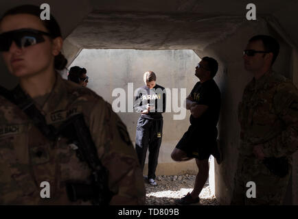 Dahlke, Afghanistan. Xxi oct, 2018. Soldati attendere fuori fuoco in entrata in un bunker.FOB(forward base operativa) Dahlke è un nuovo austero US Army base, a partire dalla primavera del 2018, in Afghanistan che ha iniziato con una grande presenza di soldati dal 101st combattere la Brigata Aerea. Dahlke è strategicamente situato a circa 60 miglia a sud di Kabul. Ogni tipo di supporto aereo missione è fatto da qui, da medevac provvedere al rifornimento a combattere. Dahlke fu costruito da terra negli ultimi anni da parte dei soldati di stanza qui. Essa è costruita sulle estremità sud dell'ormai abbandonato il codolo di base. Nel 2014 gambo è stato consegnato ov Foto Stock