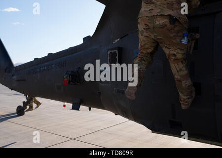 Dahlke, Afghanistan. 30 ott 2018. Un pilota proveniente dal suo elicottero Apache dopo aver eseguito i controlli di preflight. FOB(forward base operativa) Dahlke è un nuovo austero US Army base, a partire dalla primavera del 2018, in Afghanistan che ha iniziato con una grande presenza di soldati dal 101st combattere la Brigata Aerea. Dahlke è strategicamente situato a circa 60 miglia a sud di Kabul. Ogni tipo di supporto aereo missione è fatto da qui, da medevac provvedere al rifornimento a combattere. Dahlke fu costruito da terra negli ultimi anni da parte dei soldati di stanza qui. Essa è costruita sulle estremità sud dell'ormai abbandonato Shan Foto Stock