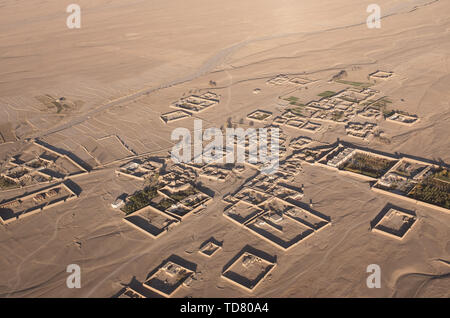 Dahlke, Afghanistan. Xxi oct, 2018. Il deserto afgano, vicino Pakistan, visto da sopra. FOB(forward base operativa) Dahlke è un nuovo austero US Army base, a partire dalla primavera del 2018, in Afghanistan che ha iniziato con una grande presenza di soldati dal 101st combattere la Brigata Aerea. Dahlke è strategicamente situato a circa 60 miglia a sud di Kabul. Ogni tipo di supporto aereo missione è fatto da qui, da medevac provvedere al rifornimento a combattere. Dahlke fu costruito da terra negli ultimi anni da parte dei soldati di stanza qui. Essa è costruita sulle estremità sud dell'ormai abbandonato il codolo di base. Nel 2014 il codolo è stata ha Foto Stock