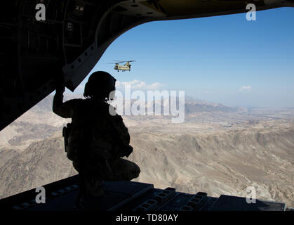 Dahlke, Afghanistan. Xvi oct, 2018. Un Chinook CH-47 capo equipaggio veglia su di una missione come un altro Chinook segue. FOB(forward base operativa) Dahlke è un nuovo austero US Army base, a partire dalla primavera del 2018, in Afghanistan che ha iniziato con una grande presenza di soldati dal 101st combattere la Brigata Aerea. Dahlke è strategicamente situato a circa 60 miglia a sud di Kabul. Ogni tipo di supporto aereo missione è fatto da qui, da medevac provvedere al rifornimento a combattere. Dahlke fu costruito da terra negli ultimi anni da parte dei soldati di stanza qui. Essa è costruita sulle estremità sud dell'ormai abbandonato Sha Foto Stock