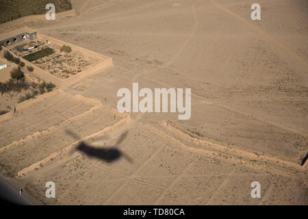 Dahlke, Afghanistan. Xvi oct, 2018. Una vista di un elicottero riflettendo qui di seguito. I suoni di elicotteri sono in modo costante i civili non sono nemmeno guardare più in alto.FOB(forward base operativa) Dahlke è un nuovo austero US Army base, a partire dalla primavera del 2018, in Afghanistan che ha iniziato con una grande presenza di soldati dal 101st combattere la Brigata Aerea. Dahlke è strategicamente situato a circa 60 miglia a sud di Kabul. Ogni tipo di supporto aereo missione è fatto da qui, da medevac provvedere al rifornimento a combattere. Dahlke fu costruito da terra negli ultimi anni da parte dei soldati di stanza qui. Esso è costruito Foto Stock