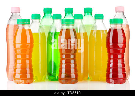 Un assortimento di bottiglie con gustosi drink, isolato su bianco Foto Stock