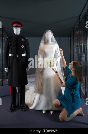 Curatrice Caroline de Gauitaut mette il tocco finale a una speciale mostra 'un Royal Wedding: il Duca e la Duchessa di Sussex' dotato di un display delle Loro Altezze Reali' abiti di nozze presso il Palazzo di Holyroodhouse, Edimburgo. La mostra sarà aperta al pubblico il Venerdì 14 Giugno, 2019. Foto Stock