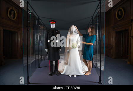 Curatrice Caroline de Gauitaut mette il tocco finale a una speciale mostra 'un Royal Wedding: il Duca e la Duchessa di Sussex' dotato di un display delle Loro Altezze Reali' abiti di nozze presso il Palazzo di Holyroodhouse, Edimburgo. La mostra sarà aperta al pubblico il Venerdì 14 Giugno, 2019. Foto Stock