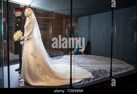 Curatrice Caroline de Gauitaut mette il tocco finale a una speciale mostra 'un Royal Wedding: il Duca e la Duchessa di Sussex' dotato di un display delle Loro Altezze Reali' abiti di nozze presso il Palazzo di Holyroodhouse, Edimburgo. La mostra sarà aperta al pubblico il Venerdì 14 Giugno, 2019. Foto Stock