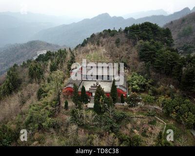 Nel marzo 2019, la fotografia aerea fotografato Wudang montagna, provincia di Hubei. L'aria si affaccia sulla vista taoista di Wudang montagna, un altro spettacolare scena. Foto Stock