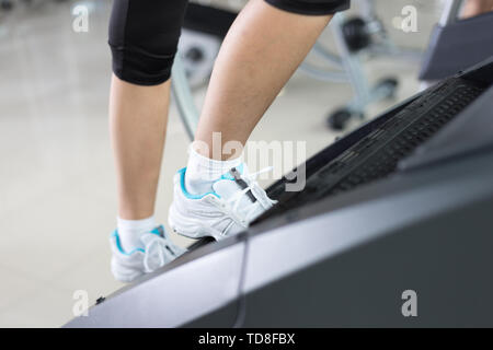 Persone che lavorano in una palestra moderna Foto Stock